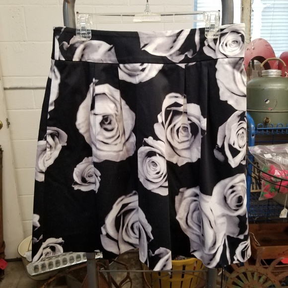 White House Black Market Dresses & Skirts - White House Black Market Size 8 Rose Pleated Skirt